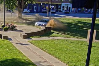 Opilá americká seniorka driftovala s autem na trávníku u soudu, video je jako z Top Gearu - Novinky